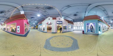 Minsk, Belarus - Mayıs 2019: Modern ticaret merkezi alışveriş merkezinin içinde tam küresel dikişsiz hdri panorama 360 derece görünümü ve eşit dikdörtgen projeksiyonlu küçük butikler, Ar Vr