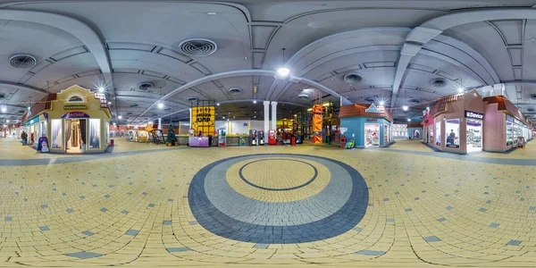 MINSK, BELARUS - MAYO, 2019: Esférico completo sin costuras hdri panorama 360 grados vista en el interior de la moderna sala de centro comercial con pequeñas boutiques en proyección equirectangular, contenido AR VR — Foto de Stock