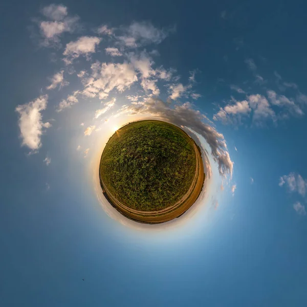 Pequeña transformación planetaria del panorama esférico 360 grados. Vista aérea abstracta esférica en el campo con impresionantes nubes hermosas. Curvatura del espacio . — Foto de Stock