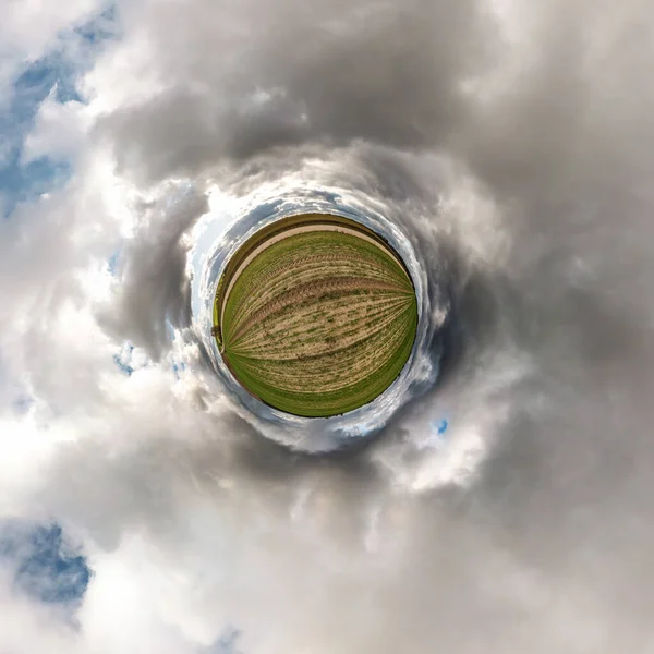 Pequeña transformación planetaria del panorama esférico 360 grados. Vista aérea abstracta esférica en el campo con impresionantes nubes hermosas. Curvatura del espacio . —  Fotos de Stock