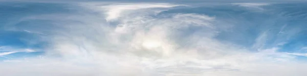 Cielo azul con hermosas nubes impresionantes. Panorama de hdri inconsútil Vista angular de 360 grados con cenit para su uso en gráficos 3D o desarrollo de juegos como cúpula del cielo o editar tiro de dron —  Fotos de Stock