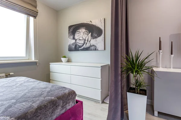 MINSK, BELARUS - SEPTIEMBRE, 2019: Interior del dormitorio moderno en apartamentos tipo estudio con cama de matrimonio, sofá y almohadas azules —  Fotos de Stock