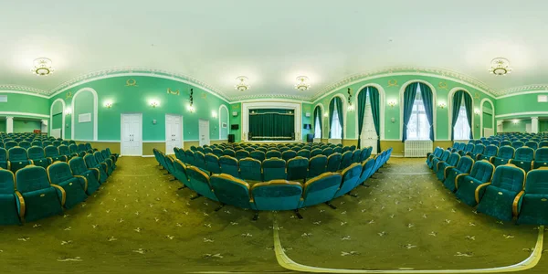 白俄罗斯格罗德诺- 2019年5月：大型会议音乐厅或剧场内部360度全球无缝全景，绿色座位等长方形投影，Vr Ar含量 — 图库照片