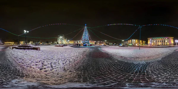 Μεργκρί, Λευκορωσία-Δεκέμβριος 2018: πλήρης απρόσκοπτη νύχτα HDRI πανόραμα 360 μοίρες θέα γωνία στη νύχτα τετράγωνο με χριστουγεννιάτικο δέντρο για το νέο έτος σε ισοορθογώνια προβολή, έτοιμο για VR AR εικονική πραγματικότητα — Φωτογραφία Αρχείου