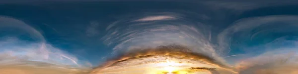 Donkerblauwe lucht voor zonsondergang met prachtige geweldige wolken. Naadloze hdri panorama 360 graden hoek uitzicht met zenith voor gebruik in 3D-graphics of spel ontwikkeling als sky dome of bewerken drone shot — Stockfoto