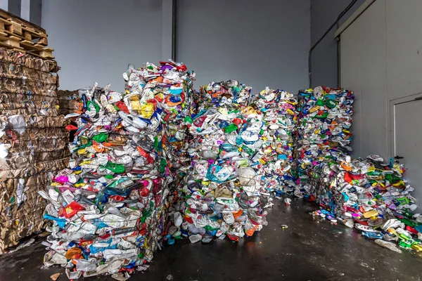 Plastpressade balar vid den moderna avfallshanteringen — Stockfoto