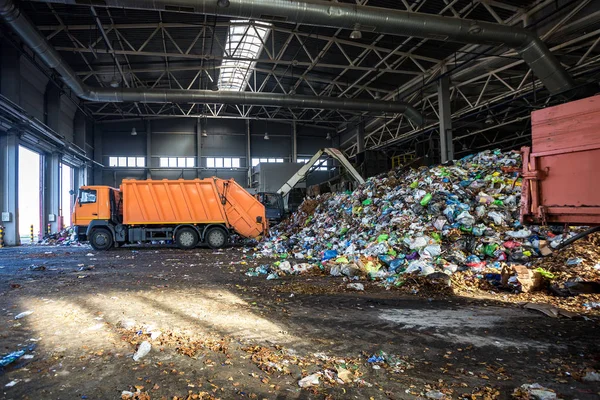 Lastbil kastar skräp på sortering av moderna avfallsåtervinningsprocesser — Stockfoto