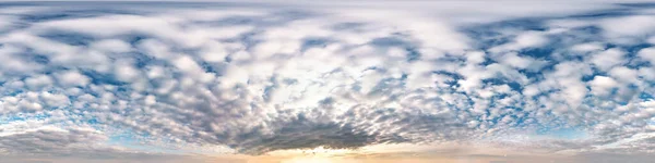 Cielo azul con hermosas nubes impresionantes. Panorama de hdri inconsútil Vista angular de 360 grados con cenit para su uso en gráficos 3D o desarrollo de juegos como cúpula del cielo o editar tiro de dron —  Fotos de Stock