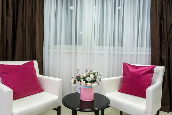 Fauteuils confortables avec oreillers rouges et table basse dans un appartement de luxe — Photo