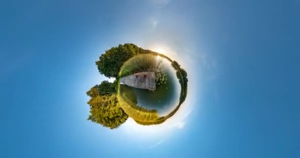 Petite planète Transformation avec courbure de l'espace. Rotation abstraite et rotation du panorama de plein flyby sur jetée en bois près du lac dans la matinée ensoleillée .