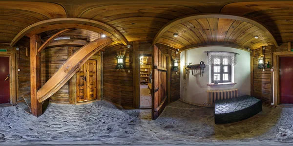 Grodno, Λευκορωσία - Μάιος 2019: Πλήρης σφαιρική απρόσκοπτη hdri πανόραμα 360 μοίρες στο εσωτερικό του παλιού μεσαιωνικού διαδρόμου σε ξύλινο ρουστίκ σπίτι με σκάλες σε equiορθογώνια προβολή, Vr Ar περιεχόμενο — Φωτογραφία Αρχείου