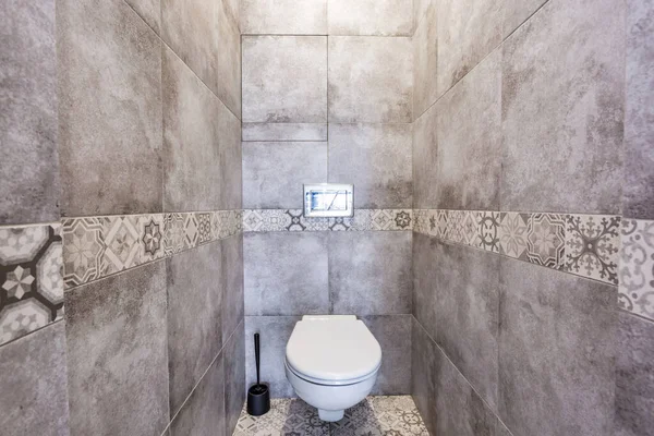 Tuvalet ve duvara monte showe ile bir köşe duş bide detay — Stok fotoğraf