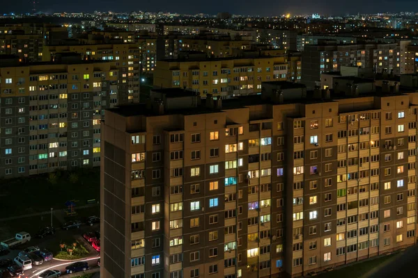 Nattpanorama av ljus i fönstren i en flervåningshus. — Stockfoto