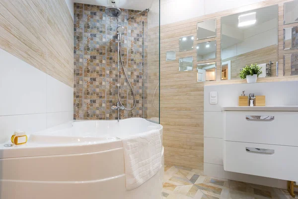 GRODNO, BELARO - SETTEMBRE 2019: lavabo con rubinetto in — Foto Stock