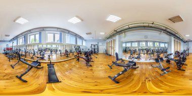 Grodno, Belarus - Mayıs 2019: Tertemiz küresel hdri panorama 360 derece açılı iç mimari spor ekipmanları ve simülatörlü fitness kulübü