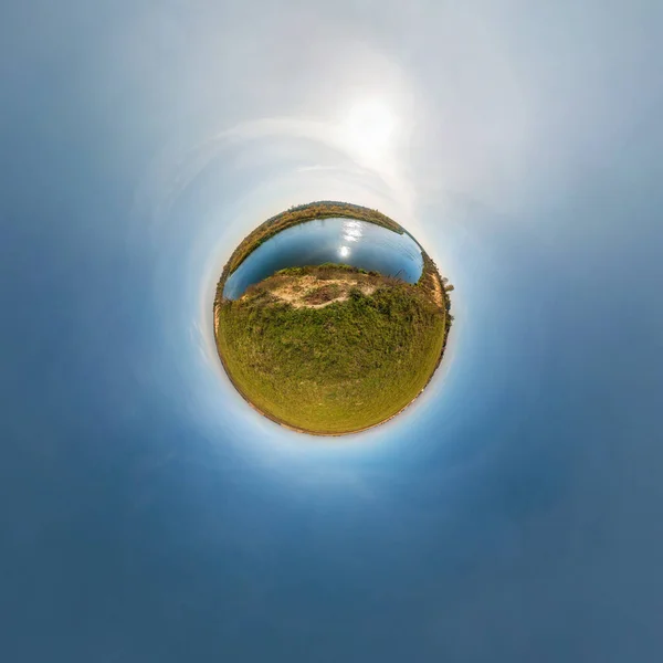 Liten planet omvandling av sfäriska panorama 360 grader. Sfärisk abstrakt antenn vy i fält med fantastiska vackra moln. Rymdens krökning. — Stockfoto