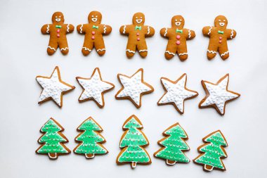 Yıldızlar, kar taneleri, insanlar, çorap, personel, eldivenler, Noel ağaçları, Xmas ve yeni yıl tatili için kalpler şeklinde şenlikli Gingerbread çerezleri el yapımı dekorasyon. tatil için hazırlık