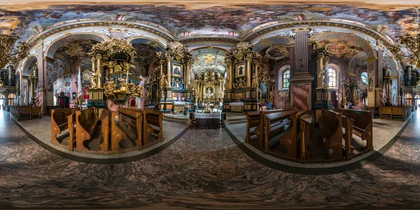 Lviv, Ουκρανία - Αύγουστος 2019: Πλήρης σφαιρικό απρόσκοπτη hdri πανόραμα 360 μοίρες στο εσωτερικό του παλαιού γοτθικού καθολικού ναού του Bernardin σε ισόγεια προβολή, Vr Ar περιεχόμενο με ζενίθ — Φωτογραφία Αρχείου
