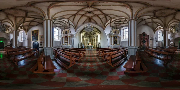 Lviv, Ukrayna - Ağustos 2019: Bernardin 'in eski gotik katolik kilisesinin içinde 360 derecelik tam küresel dikişsiz hdri panorama, eş dikdörtgen yansıtma, Vr Ar içeriği