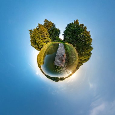 Küresel panoramanın 360 derecelik küçük gezegen dönüşümü. Muazzam güzel bulutları olan küresel soyut hava manzarası. Uzayın eğriliği.