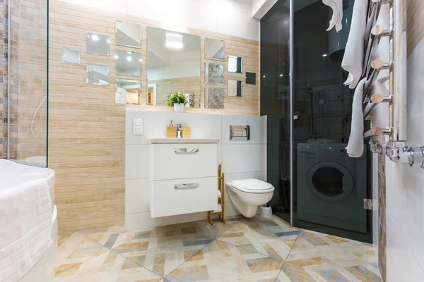 Toilet en detail van een douchecabine met hoek — Stockfoto