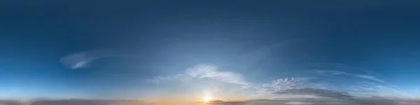 Céu azul escuro antes do pôr do sol com belas nuvens impressionantes. Panorama hdri sem costura 360 graus ângulo vista com zênite para uso em gráficos 3d ou desenvolvimento de jogos como cúpula do céu ou editar tiro drone — Fotografia de Stock