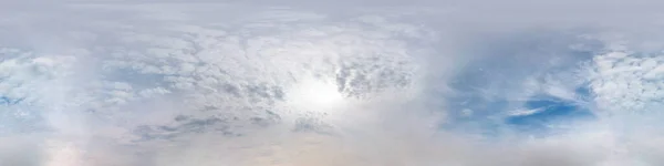 Blå himmel med morgondimma. Sömlös hdri panorama 360 grader vinkel vy med zenit för användning i 3D-grafik eller spelutveckling som sky kupol eller redigera drönare skott — Stockfoto