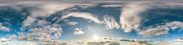 Cielo azul con hermosas nubes cúmulos. Panorama de hdri inconsútil Vista angular de 360 grados con cenit para su uso en gráficos 3D o desarrollo de juegos como cúpula del cielo o editar tiro de dron —  Fotos de Stock