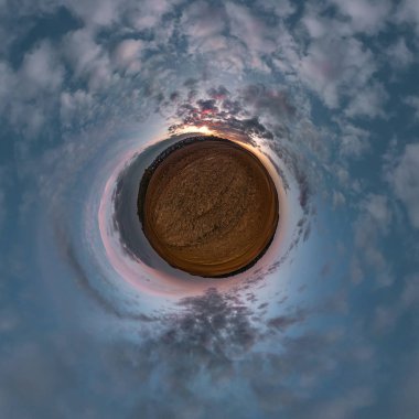 Küresel panoramanın 360 derecelik küçük gezegen dönüşümü. Muazzam güzel bulutları olan küresel soyut hava manzarası. Uzayın eğriliği.