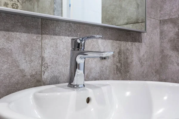 Lavabo in acciaio con rubinetto in costoso bagno soppalco — Foto Stock