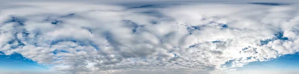 Cielo blu con belle nuvole cumulus. Panorama hdri senza soluzione di continuità Vista ad angolo a 360 gradi con zenit per l'uso in grafica 3d o sviluppo di giochi come cielo cupola o modificare colpo drone — Foto Stock