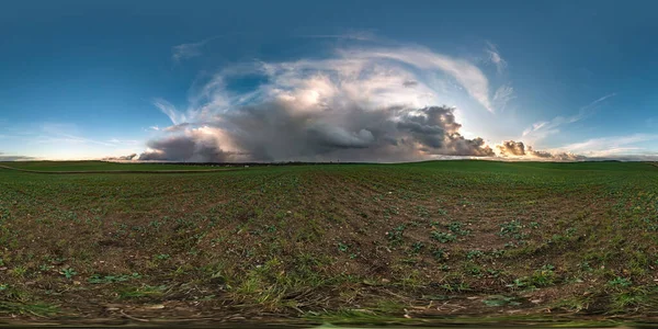 Full seamless spherical hdr panorama 360 degrees angle view among fields with awesome black clouds before storm in equirectangular projection, VR AR virtual reality content with zenith — Stock Photo, Image