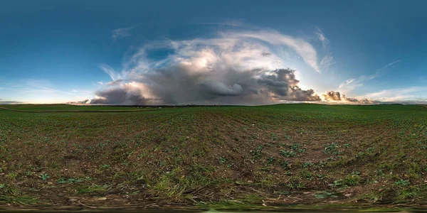 Completo sin costura esférica hdr panorama 360 grados ángulo de visión entre los campos con impresionantes nubes negras antes de la tormenta en la proyección equirectangular, VR AR contenido de realidad virtual con cenit — Foto de Stock