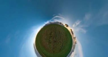 Küçük gezegen dönüşümü alan eğriliği ile. Muhteşem bulutlarla güneşli akşamları alanlar arasında tam uçuşu Panoraması soyut torsiyon ve Spinning.  