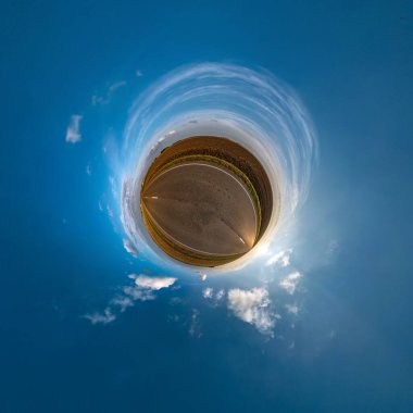 Küresel panoramanın 360 derecelik küçük gezegen dönüşümü. Küresel soyut hava manzarası akşam vakti muhteşem bulutlarla dolu. Uzayın eğriliği.