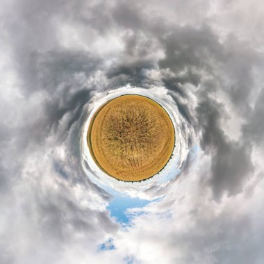 Küresel panoramanın 360 derecelik küçük gezegen dönüşümü. Muazzam güzel bulutları olan küresel soyut hava manzarası. Uzayın eğriliği.