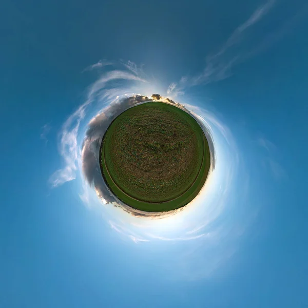 Malá planetární transformace sférického panoramatu 360 stupňů. Sférický abstraktní anténní pohled na pole s večer úžasné krásné mraky. Zakřivení prostoru. — Stock fotografie