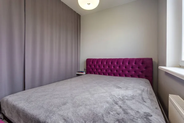 MINSK, BELARUS - SEPTIEMBRE, 2019: Interior del moderno dormitorio vip de lujo con cama doble grande en apartamentos tipo estudio —  Fotos de Stock