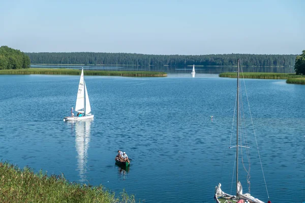 Wigry, Polen-augusti 2019: många yachter stå på bryggan och förbereda sig för regattan — Stockfoto