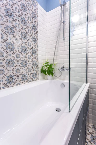 Toilette e dettaglio di una cabina doccia angolare con attacco doccia a parete — Foto Stock