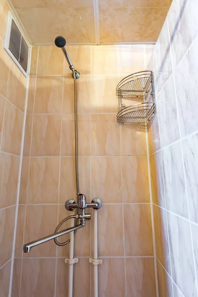 Banheiro e detalhe de uma cabine de chuveiro de canto com — Fotografia de Stock