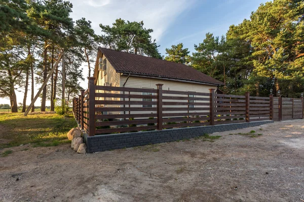 Casa de campo eco moderno em uma floresta de pinheiros ao pôr do sol — Fotografia de Stock