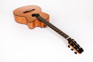 Beyaz arka planda altı dizeleri akustik gitar alt güverte ahşap doku. gitar şekli