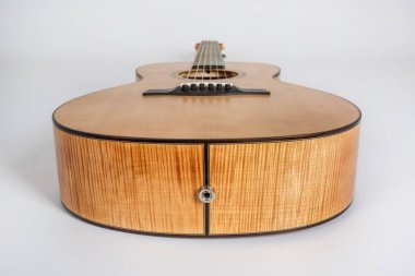 Beyaz arka planda altı dizeleri akustik gitar alt güverte ahşap doku. gitar şekli