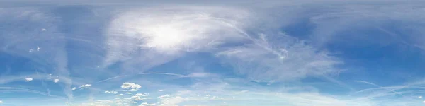 Céu azul com belas nuvens fofas sem chão panorama hdri sem costura