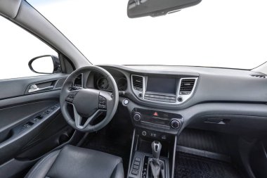 Prestij modern arabanın iç deri salonundaki panorama. Direksiyon, vites kolu ve gösterge paneli