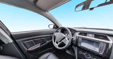 Prestij modern arabanın iç deri salonundaki panorama. Direksiyon, vites kolu ve gösterge paneli