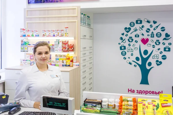 MINSK, BEALRUS - DECEMBER 2019: consultant girl in a modern pharmacy — Stock Photo, Image