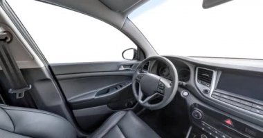 Prestij modern arabanın iç deri salonundaki panorama. direksiyon, vites kolu ve gösterge paneli beyaz arkaplanda izole edildi