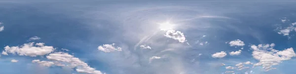 Ciel bleu avec de beaux cumulus. Panorama sans couture hdri Vue d'angle 360 degrés avec zénith pour une utilisation dans les graphismes 3D ou le développement de jeux comme dôme du ciel ou éditer un tir de drone — Photo